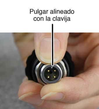 mantenga su pulgar en línea con el pin de alineación de solinst levelvent en la boca del pozo