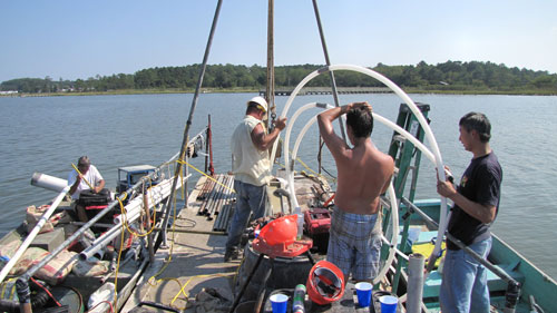 los sistemas cmt fueron instalados en el fondo de una bahía para medición de la descarga de agua subterránea submarina