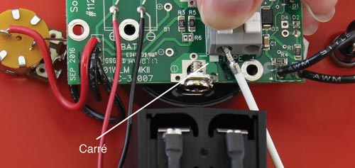 pour reconnecter la bande au circuit imprimé appuyez sur les bornes blanches et insérez les fils de la bande, libérez les bornes et les fils doivent être fixés