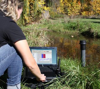 systèmes de télémétrie solinst surveillance du niveau d'eau près d'un cours d'eau